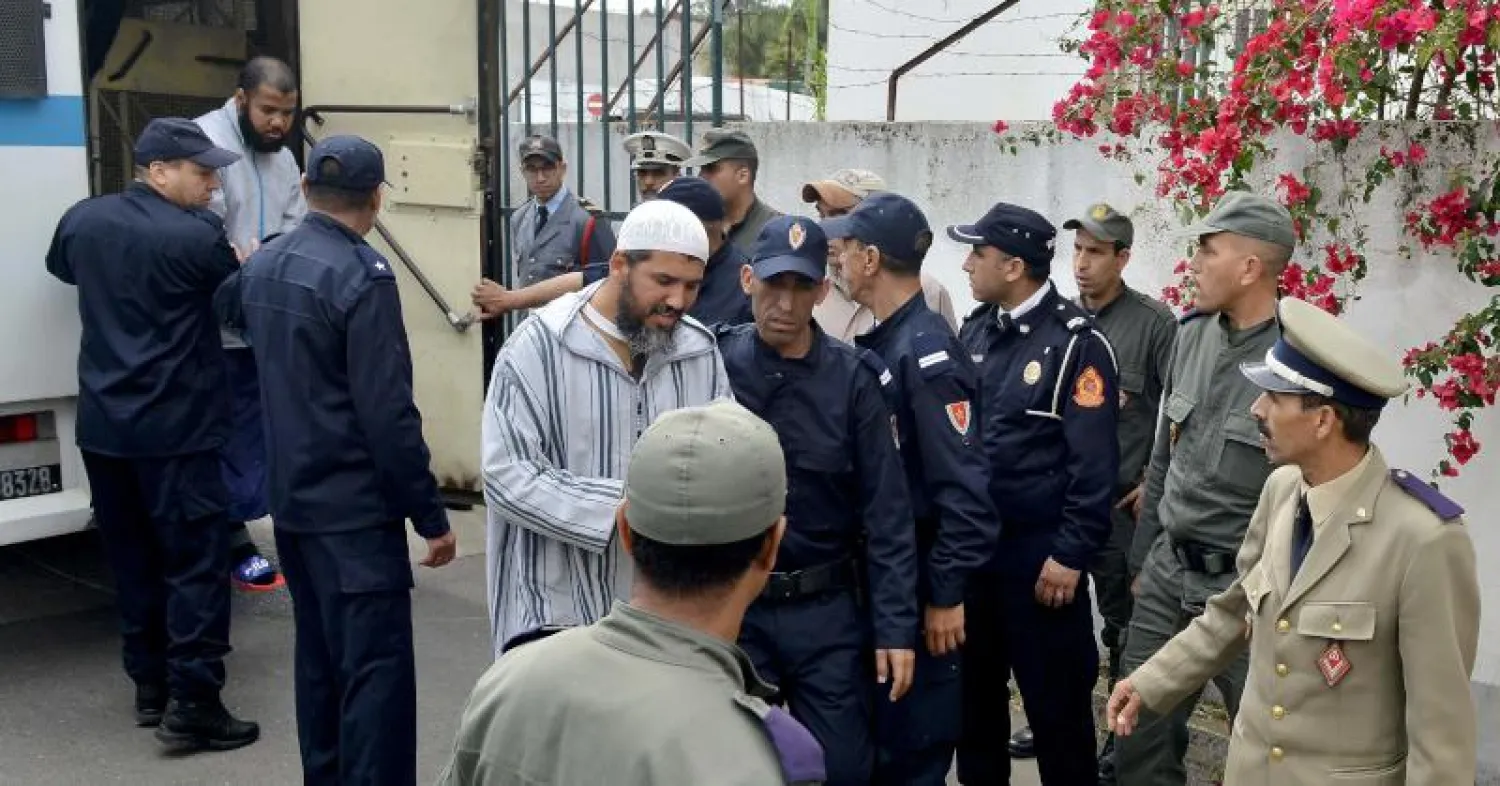 المتهمون في أثناء وصولهم إلى المحكمة اليوم (أ.ف.ب)