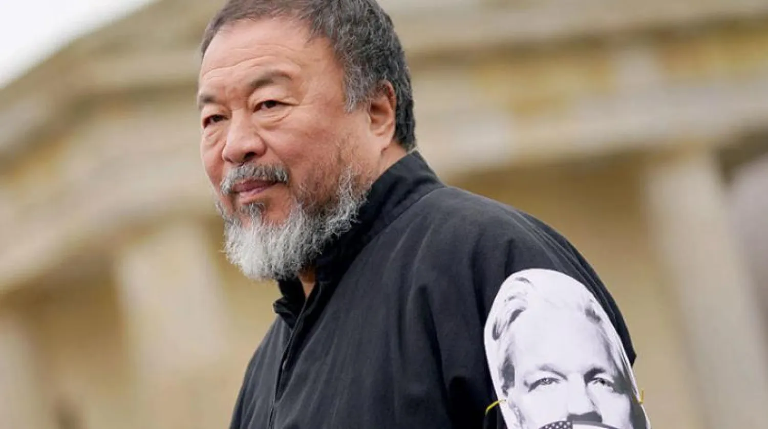 Ünlü Çinli sanatçı Ai Weiwei, Assange’ın serbest bırakılmasını talep eden bir ceket giyiyor (EPA)