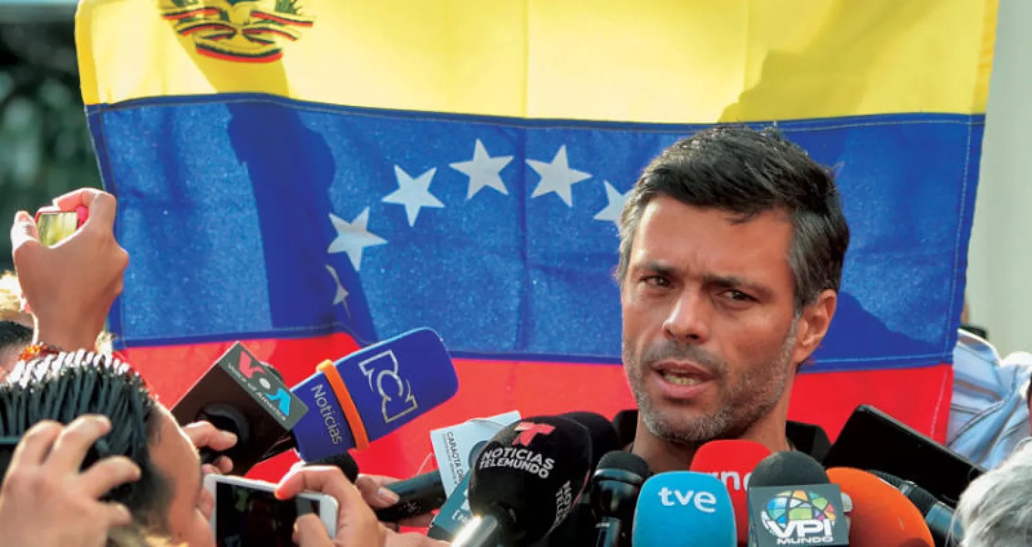 لوبيز يتحدث للصحافة من مسكن السفير الإسباني في كراكاس بعد أن لجأ إلى السفارة لكنه لم يطلب اللجوء السياسي (أ.ف.ب)