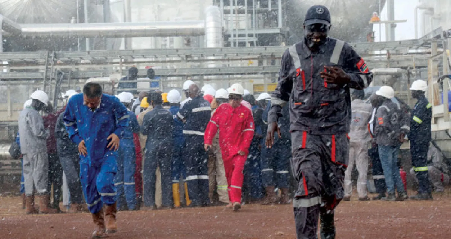 عمال نفط في حقل النار بجنوب السودان (رويترز)