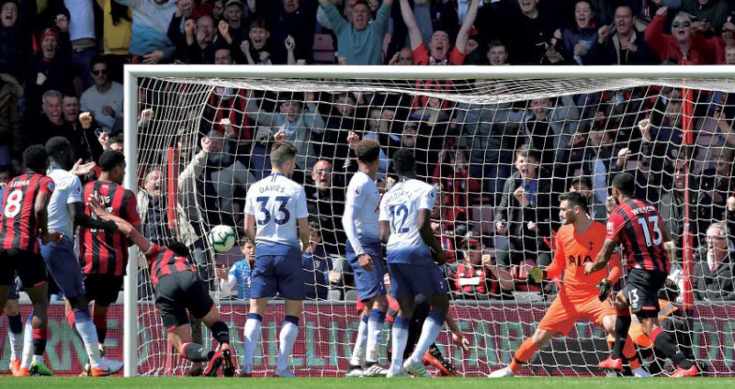 ناثان آكي (الرابع من اليسار) يخطف هدف فوز بورنموث في الوقت المحتسب بدل الضائع (أ.ف.ب)