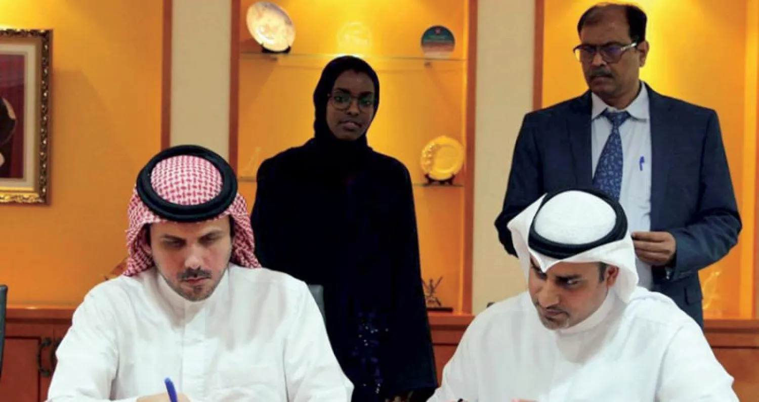 على هامش توقيع الاتفاقات بين شركة «أكوا باور» ومؤسسة الخليج للاستثمار وشركة مشاريع الطاقة البديلة في عمان (الشرق الأوسط)