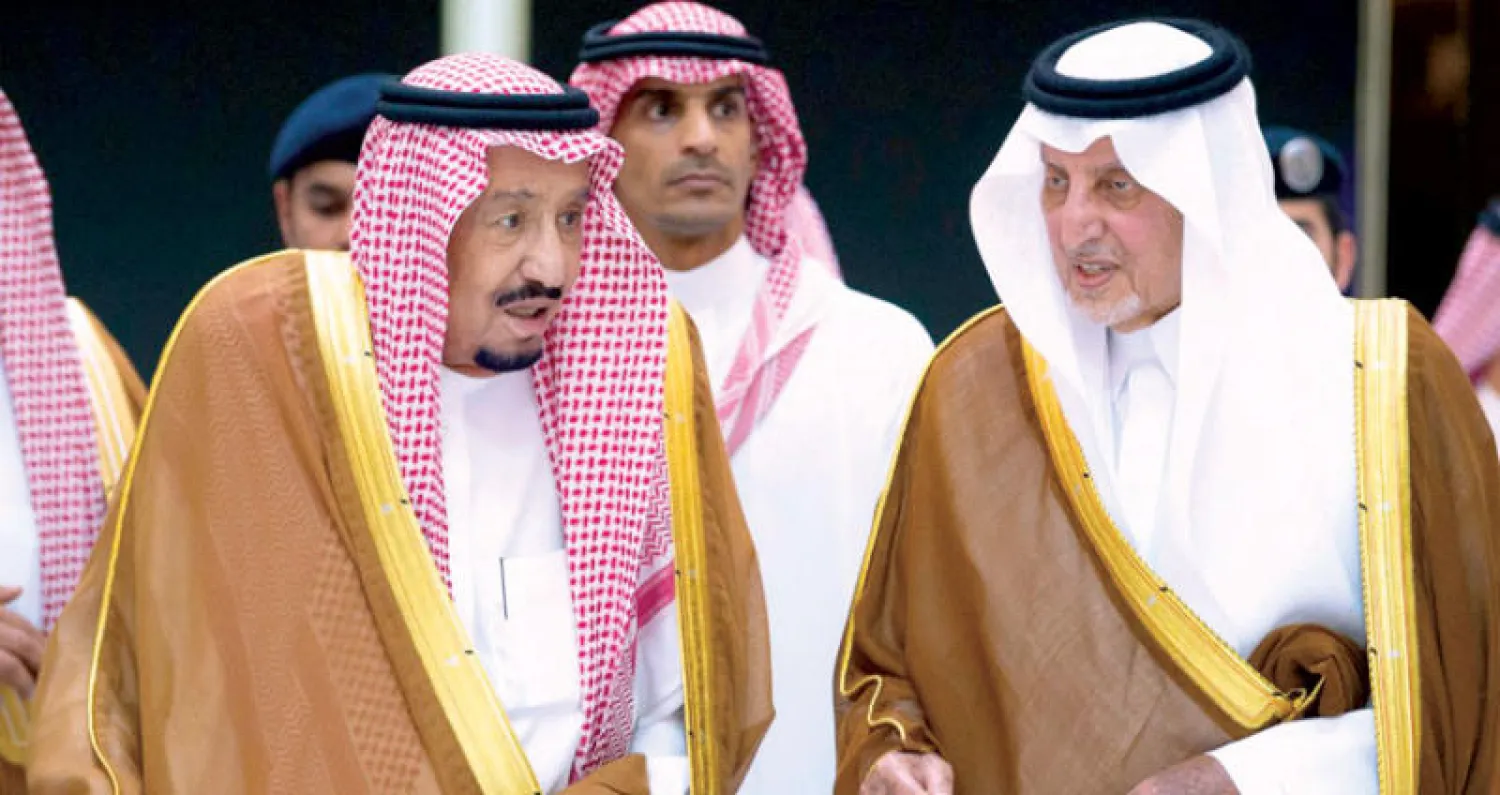 خادم الحرمين الشريفين لدى وصوله إلى جدة قادماً من الرياض ويبدو الأميرخالد الفيصل أمير منطقة مكة المكرمة في مقدمة مستقبليه (واس)