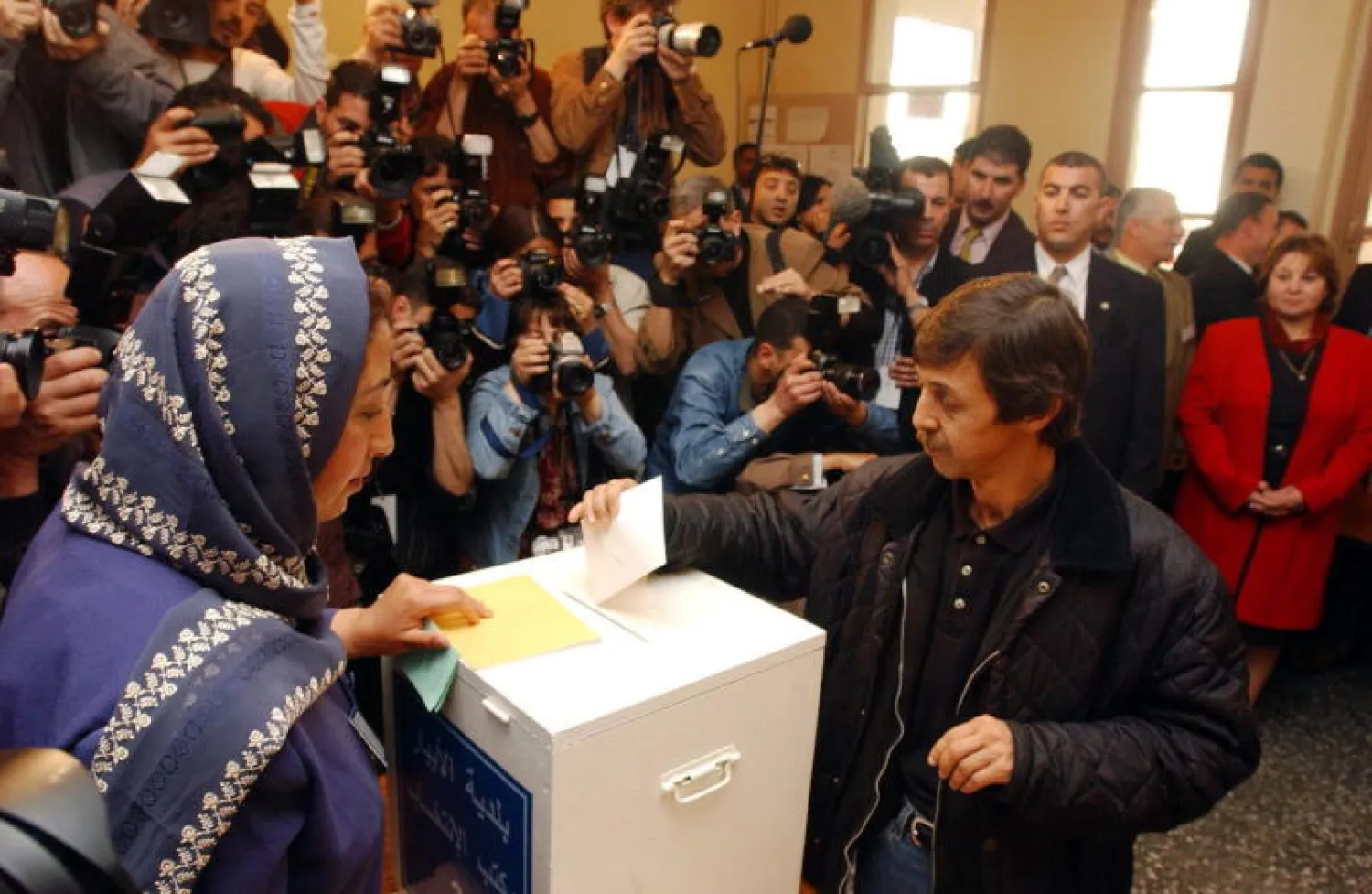 شقيق الرئيس الجزائري يدلي بصوته في انتخابات سابقة (أ.ف.ب) (أرشيفية)