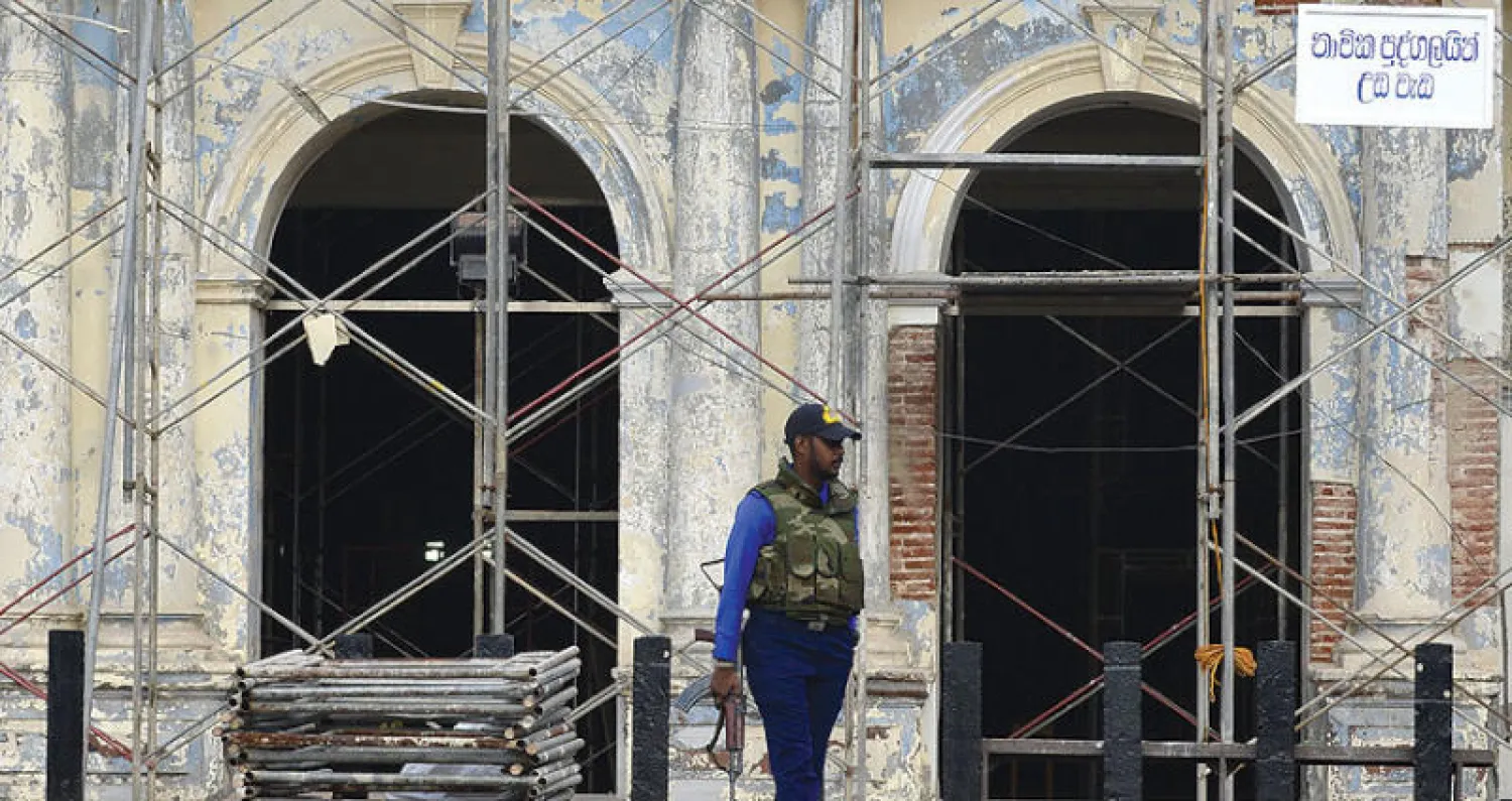 إجراءات أمنية مشددة خارج كنيسة القديس أنطونيوس التي أغلقت أبوابها في كولومبو أمس (أ.ف.ب)