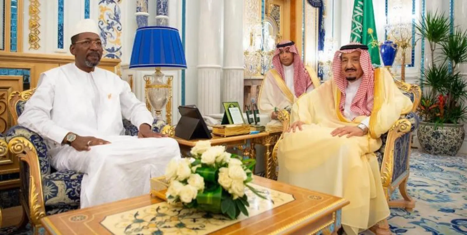 خادم الحرمين خلال استقبال رئيس الجمعية الوطنية في بوركينا فاسو (واس)