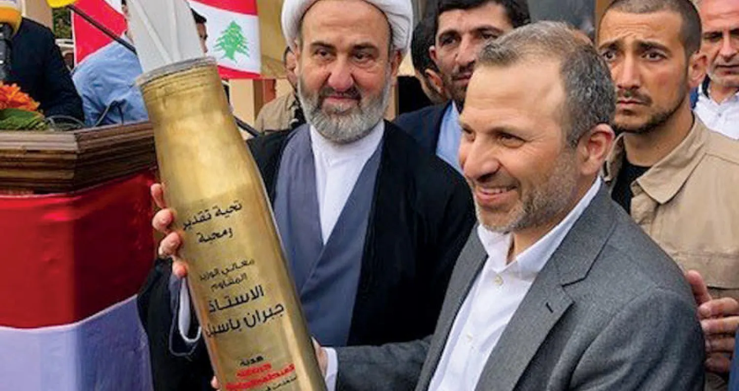 باسيل حاملاً القذيفة الهدية في جبيل