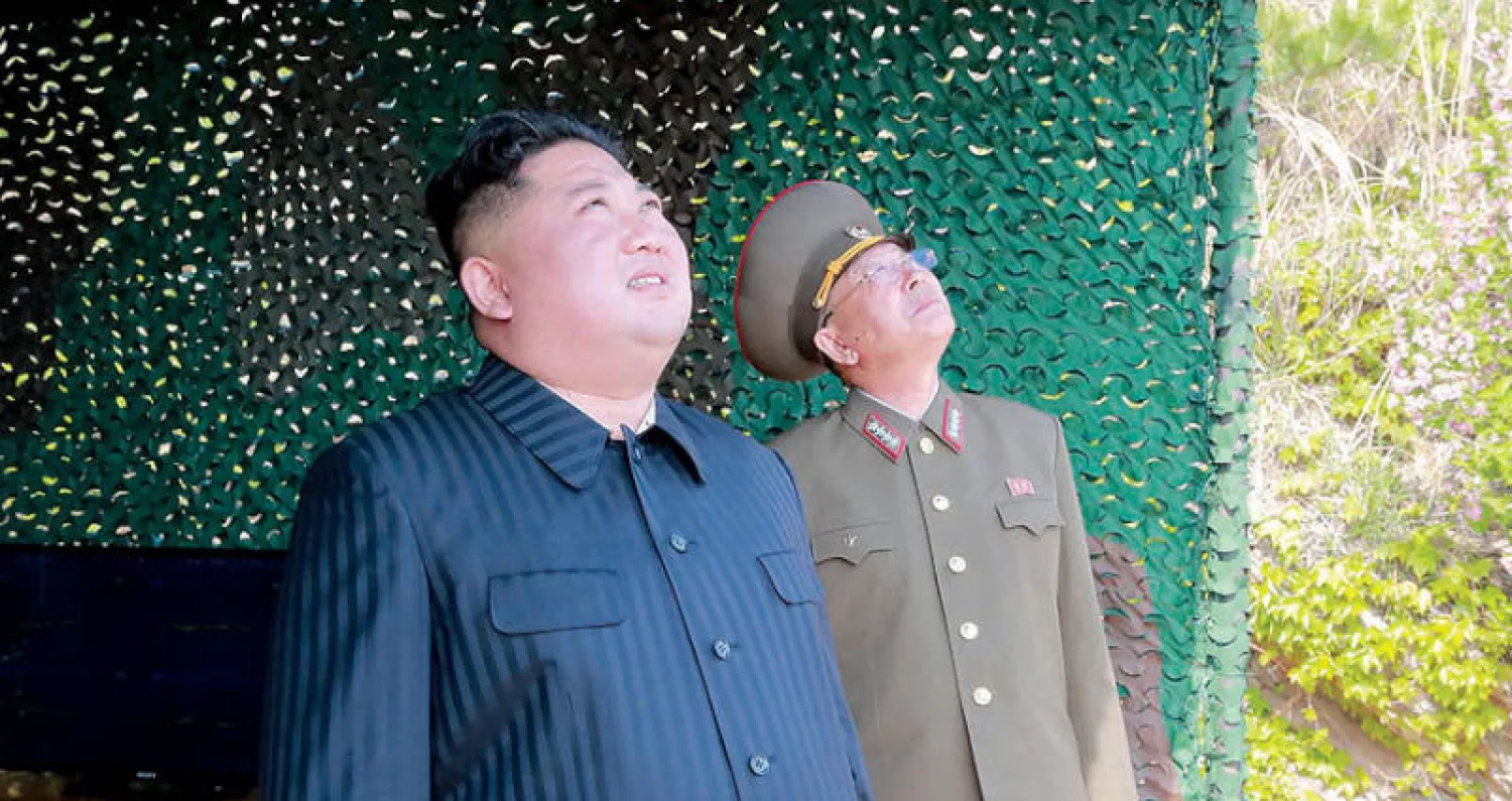 صورة نشرتها الوكالة الكورية الشمالية لكيم لدى إشرافه على تجارب صاروخية أول من أمس (إ.ب.أ)