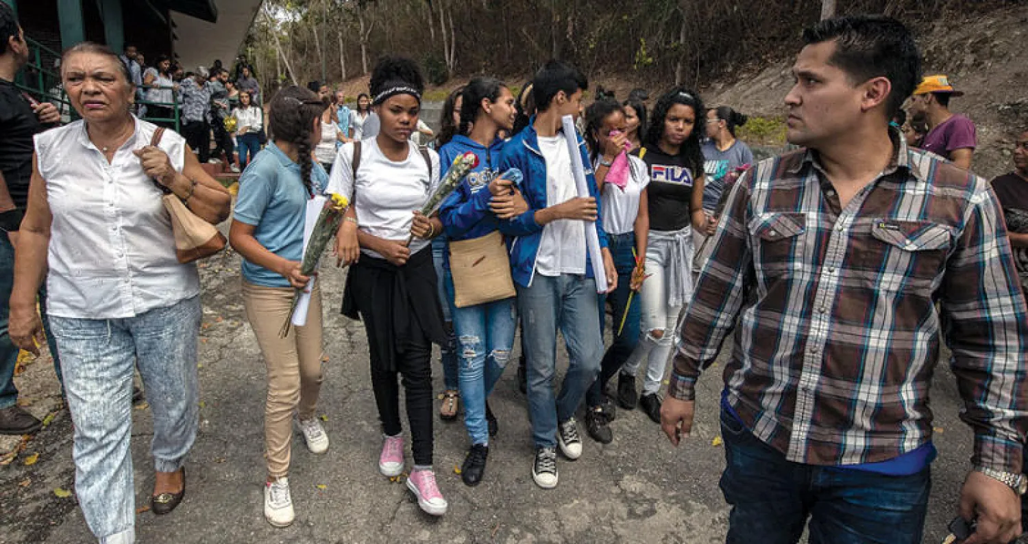 فنزويليون يُشيِّعون طفلاً في الـ14 قُتل خلال مظاهرات ضد حكومة مادورو أمس (إ.ب.أ)