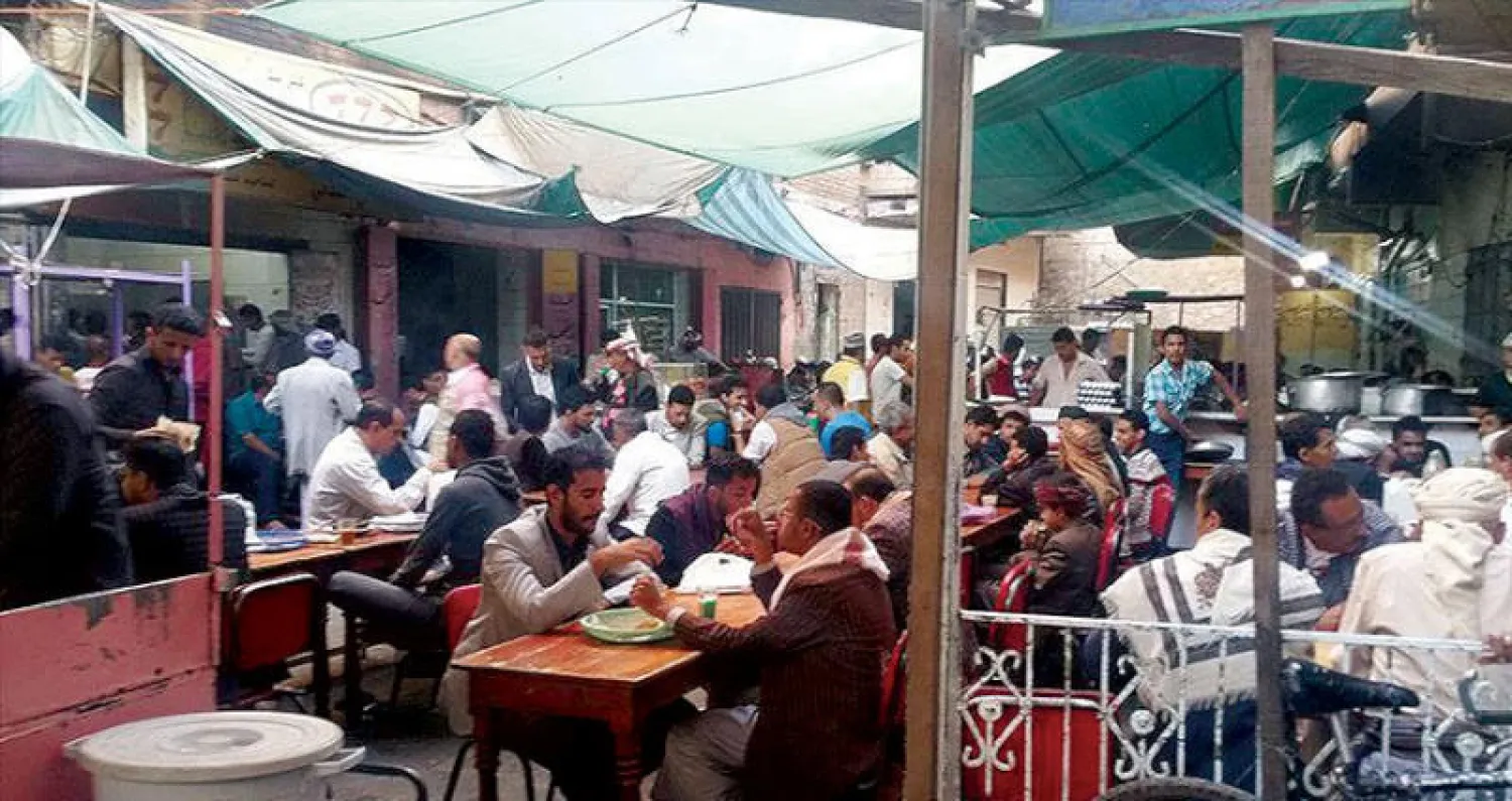 ازدحام شديد يشهده شارع المطاعم العدنية بصنعاء في صورة متداولة بوسائل التواصل الاجتماعي