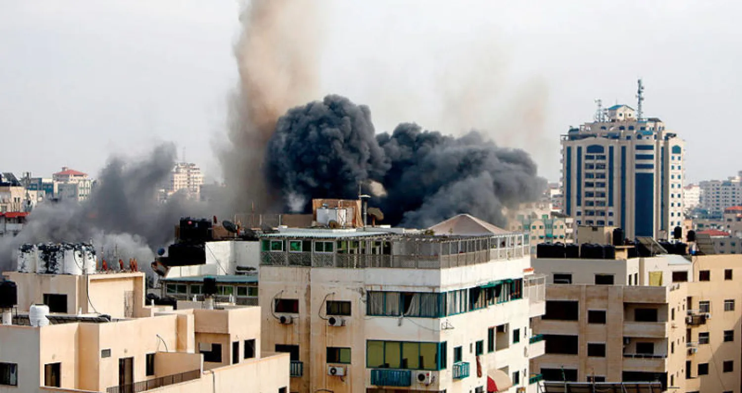 أعمدة الدخان تتصاعد بعد غارة شنتها طائرات حربية إسرائيلية على مدينة غزة أمس (أ.ف.ب)