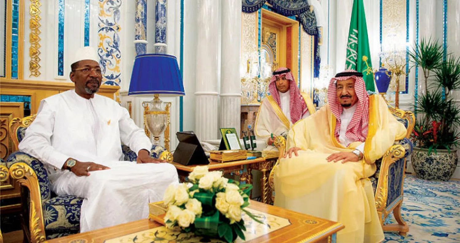 خادم الحرمين الشريفين لدى لقائه رئيس «الجمعية الوطنية» في بوركينا فاسو (واس)