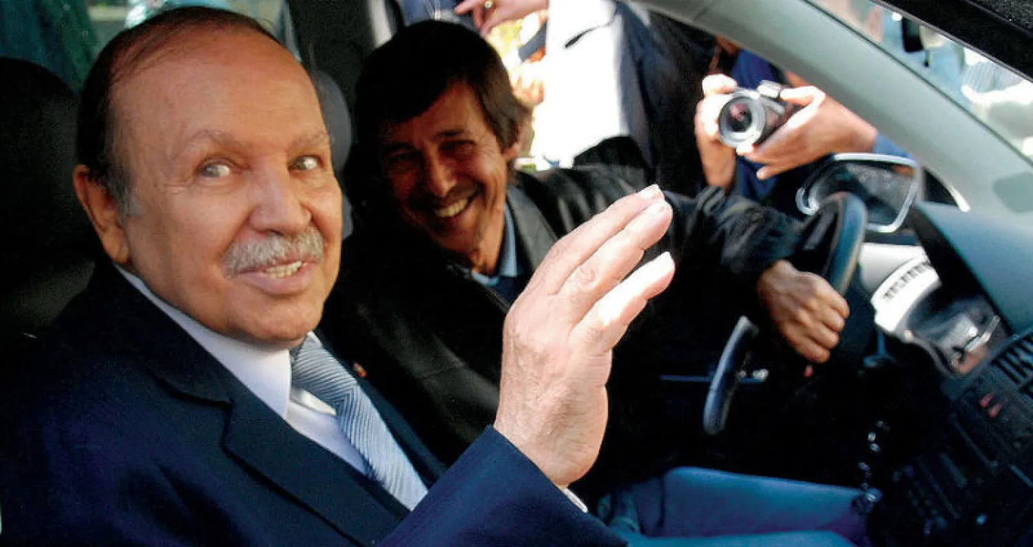 صورة أرشيفية للرئيس السابق عبد العزيز بوتفليقة مع شقيقه السعيد (أ.ب)