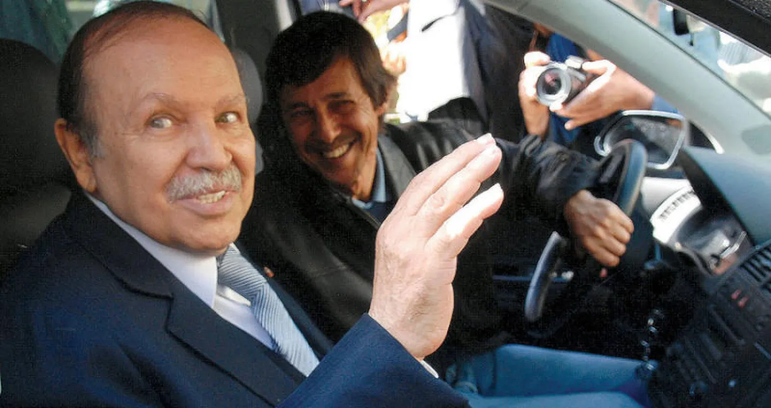 صورة أرشيفية للرئيس السابق عبد العزيز بوتفليقة مع شقيقه السعيد (أ.ب)