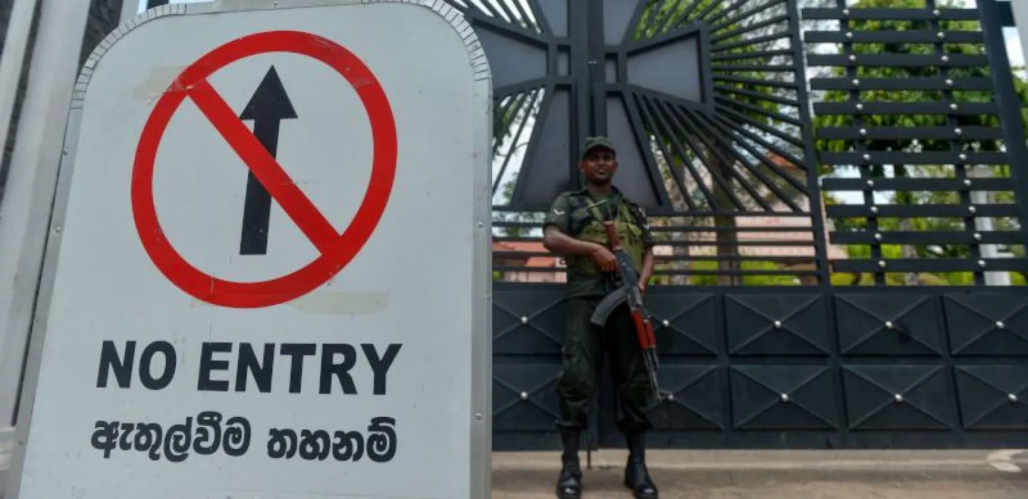 جندي سريلانكي يقف حرساً بالقرب من «كنيسة القديس سيباستيان» (أ.ف.ب)