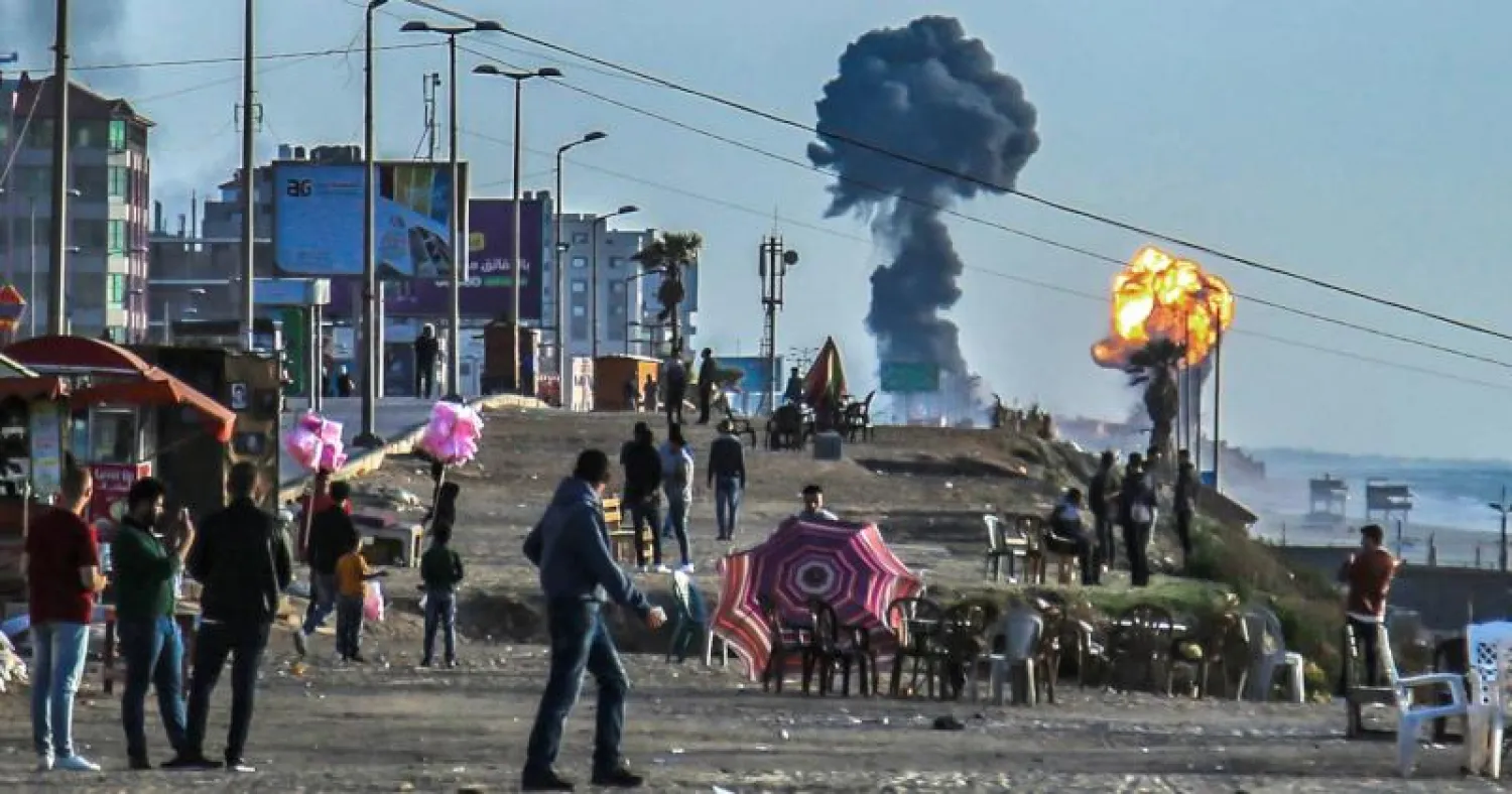 صورة تظهر أحد الانفجارات في قطاع غزة عقب غارة جويه شنتها الطائرات الاسرائيلية (أ.ف.ب)
والد الضحية الطفلة الفلسطينية صبا أبو عرار البالغة من العمر 14 شهرًا يحمل جثمانها خلال التشييع في مدينة غزة (رويترز)
فلسطينيون يتجمعون على الشاطئ بمدينة غزة بعد الغارات الجوية الاسرائيلية (أ.ف.ب)
أحد أقارب الضحية الفلسطينية صبا أبو عرار البالغة من العمر 14 شهرًا يحمل جثمانها خلال التشييع في غزة (رويترز)
صورة تظهر أحد الانفجارات في قطاع غزة عقب غارة جويه شنتها الطائرات الاسرائيلية (أ.ف.ب)
صورة تظهر أحد الانفجارات في قطاع غزة عقب غارة جويه شنتها الطائرات الاسرائيلية (أ.ف.ب)
أثر دخان أبيض لمحركات طائرة اسرائيلية فوق مدينة غزة عقب غارة جوية (أ.ف.ب)




