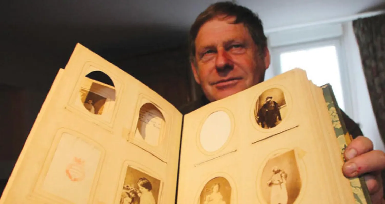 لوران جوليان يعرض ألبوم الصور العائلية