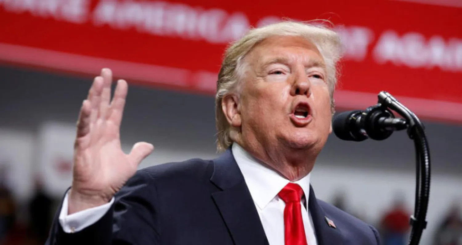 أعلن الرئيس الأميركي دونالد ترمب أمس عن قرار رفع الرسوم الجمركية على السلع الصينية بدءاً من الجمعة المقبل (رويترز)