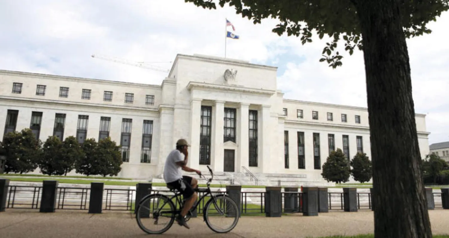 رغم قوة الاقتصاد الأميركي... يرى الفيدرالي تراجعا بالتضخم وتباطؤا في الإنفاق الاستهلاكي (رويترز)