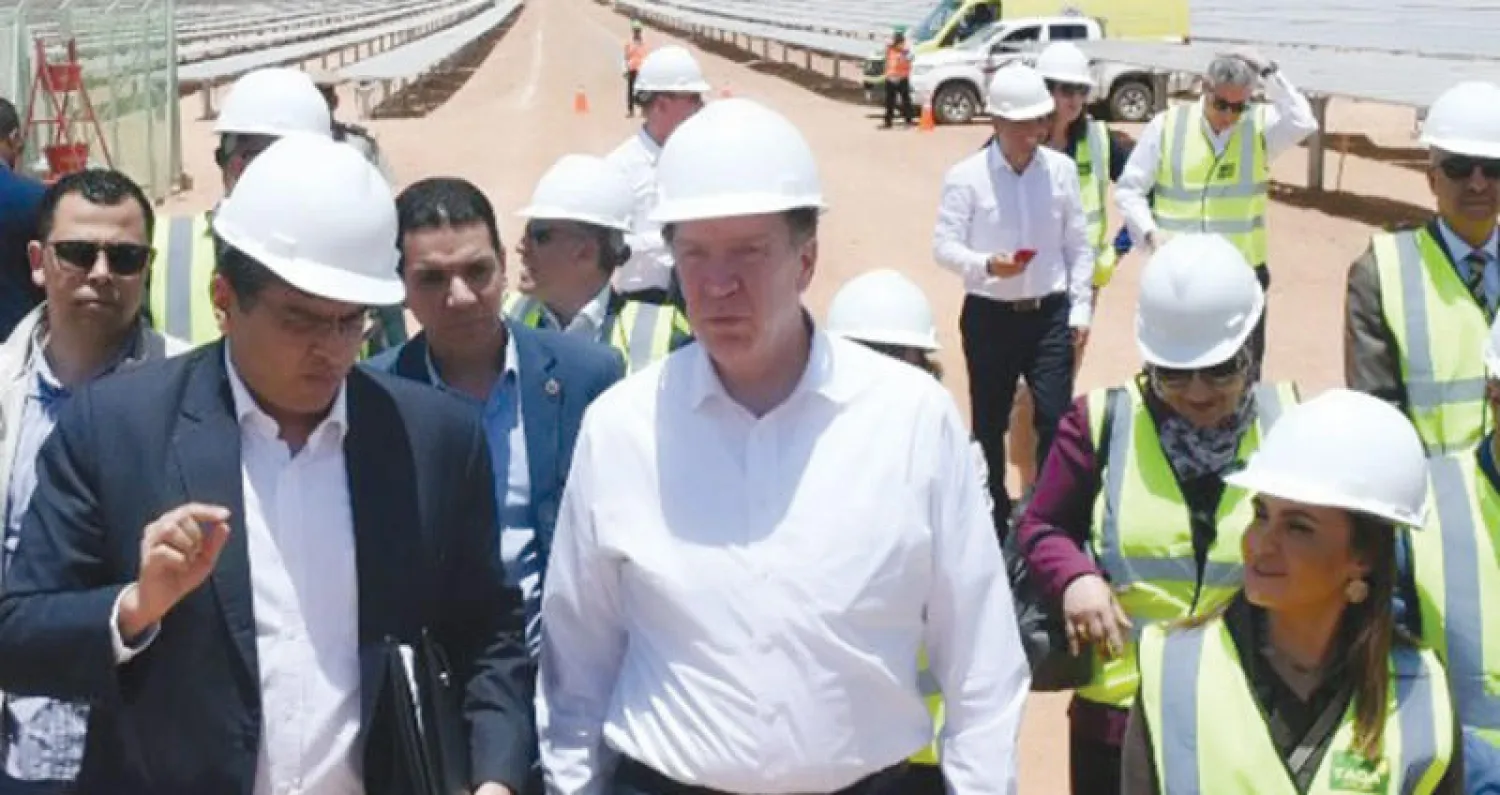 رئيس البنك الدولي ديفيد مالباس ووزيرة الاستثمار المصرية سحر نصر خلال زيارة إلى مشروع بنبان جنوب مصر أمس (الشرق الأوسط)