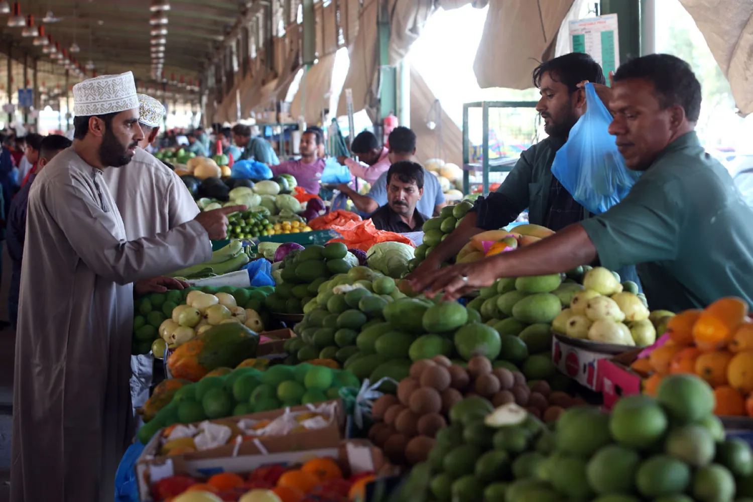 عٌماني يقبل على شراء الخضروات الطازجة في مسقط (أ.ف.ب) 