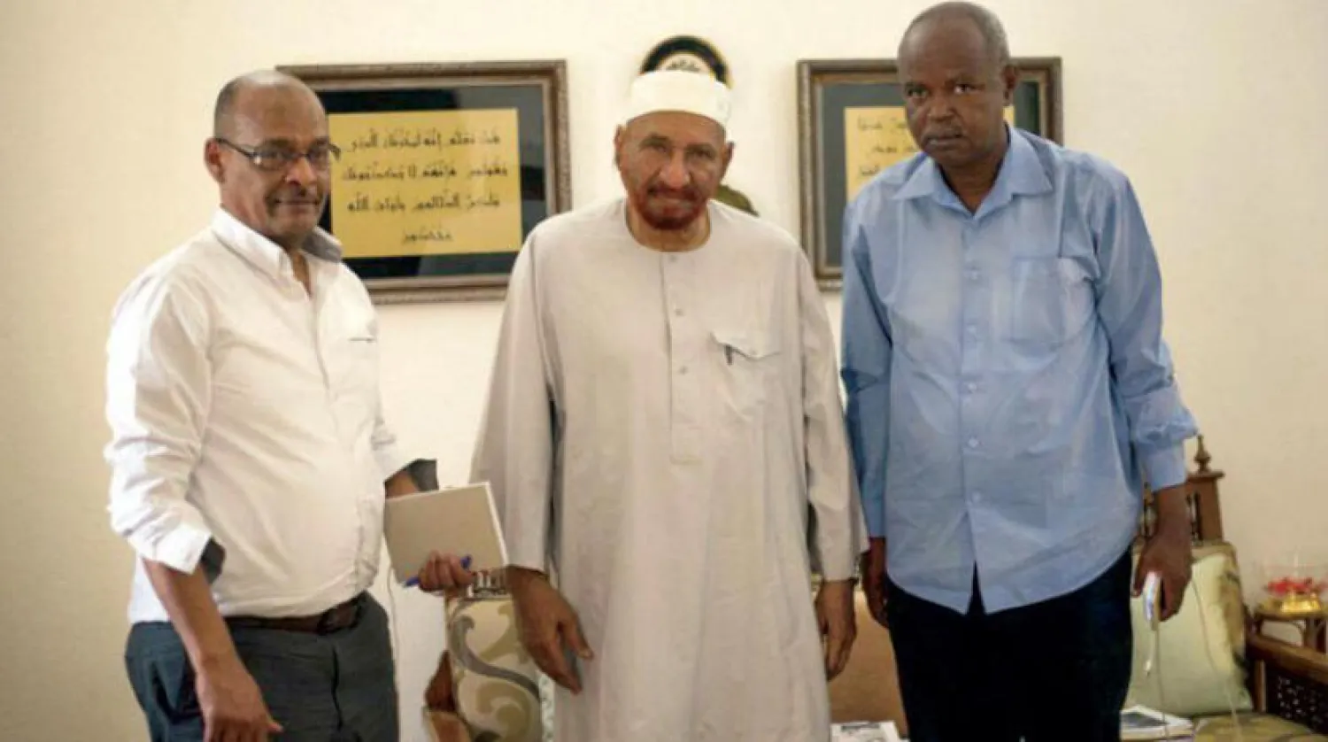 Sadiq Al-Mahdi with Asharq Al-Awsat Journalists Aidrous Abdulaziz and Ahmed Younis (Photo by Mustafa Omar)

 