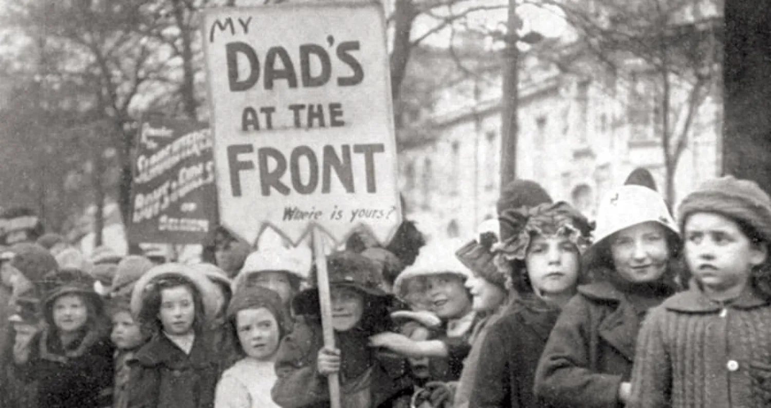 أطفال يجندون للجيش البريطاني في لندن عام 1915 (غيتي)