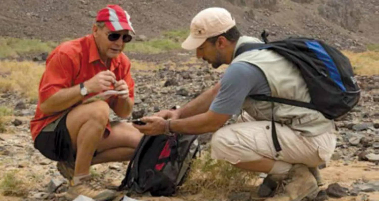 هيربيرت هيرت إلى اليسار وماجد سعد يقودان مشروع «داروين 21» للعثور على البكتيريا لمساعدة للمحاصيل