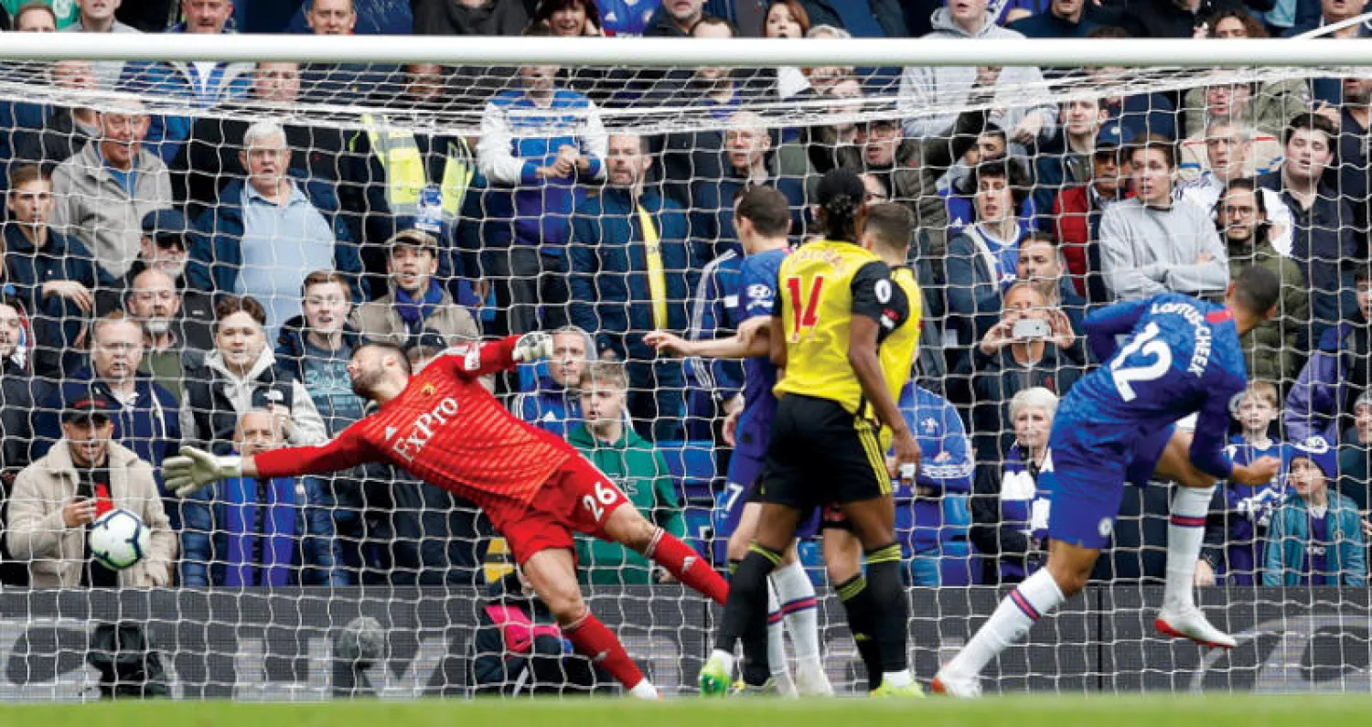 لوفتوس تشيك مهاجم تشيلسي (يمين) يراقب رأسيته وهي في طريقها لشباك مرمى واتفورد (رويترز)