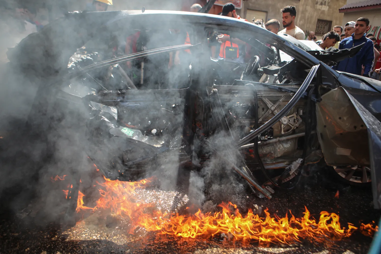 سيارة الخضري بعد لحظات من قصفها في غزة (إ.ب.أ)