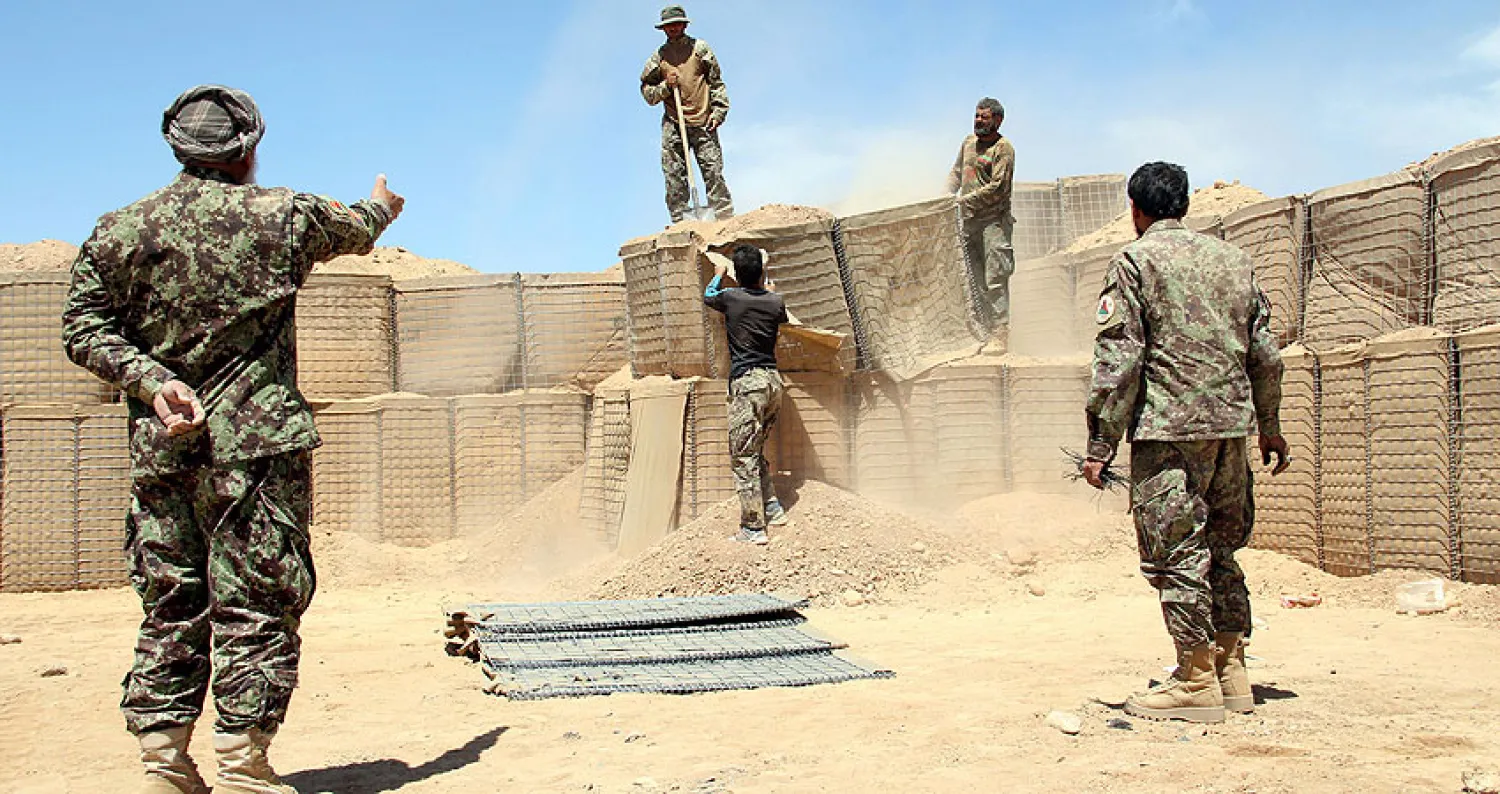 جنود أفغان يعيدون بناء مركز مراقبة أمني بعد أن سيطروا على منطقة جريشام في ولاية هلمند المضطربة (إ.ب.أ)