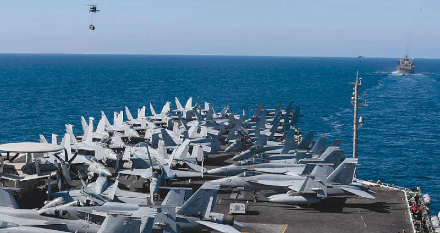 صورة نشرتها البحرية الأميركية من مجموعة حاملة الطائرات الهجومية «أبراهام لنكولن» أثناء جولة بالبحر المتوسط في 29 أبريل الماضي