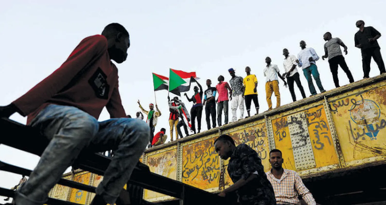 معتصمون سودانيون أمام وزارة الدفاع في الخرطوم أمس (رويترز)