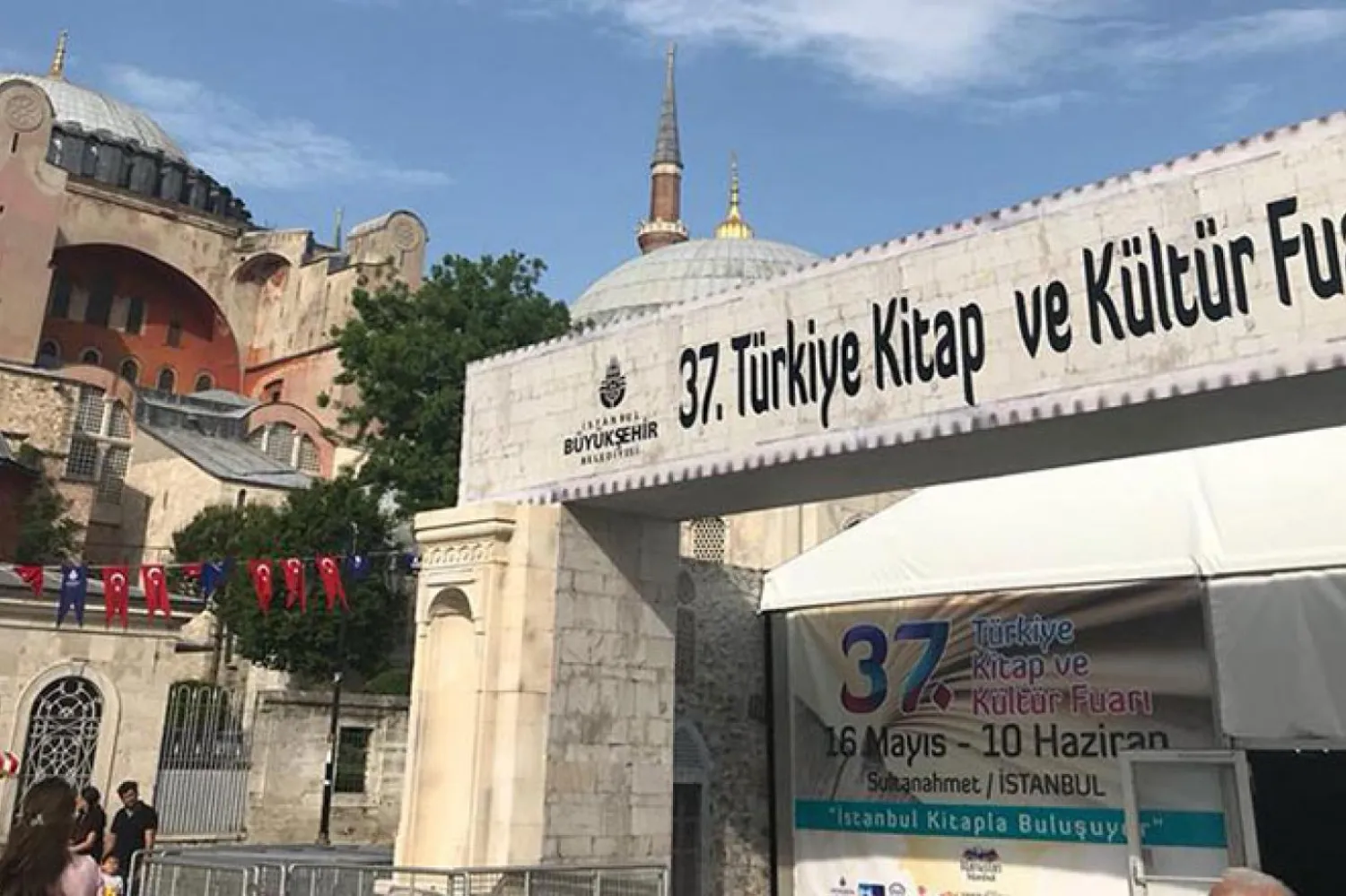 2010 yılına kadar Sultanahmet Camii avlusuna kurulan fuar 2010-2017 arası Beyazıt Meydanı'na alınmıştı. Fuar geçtiğimiz yıl Ayasofya'da düzenlenmişti.