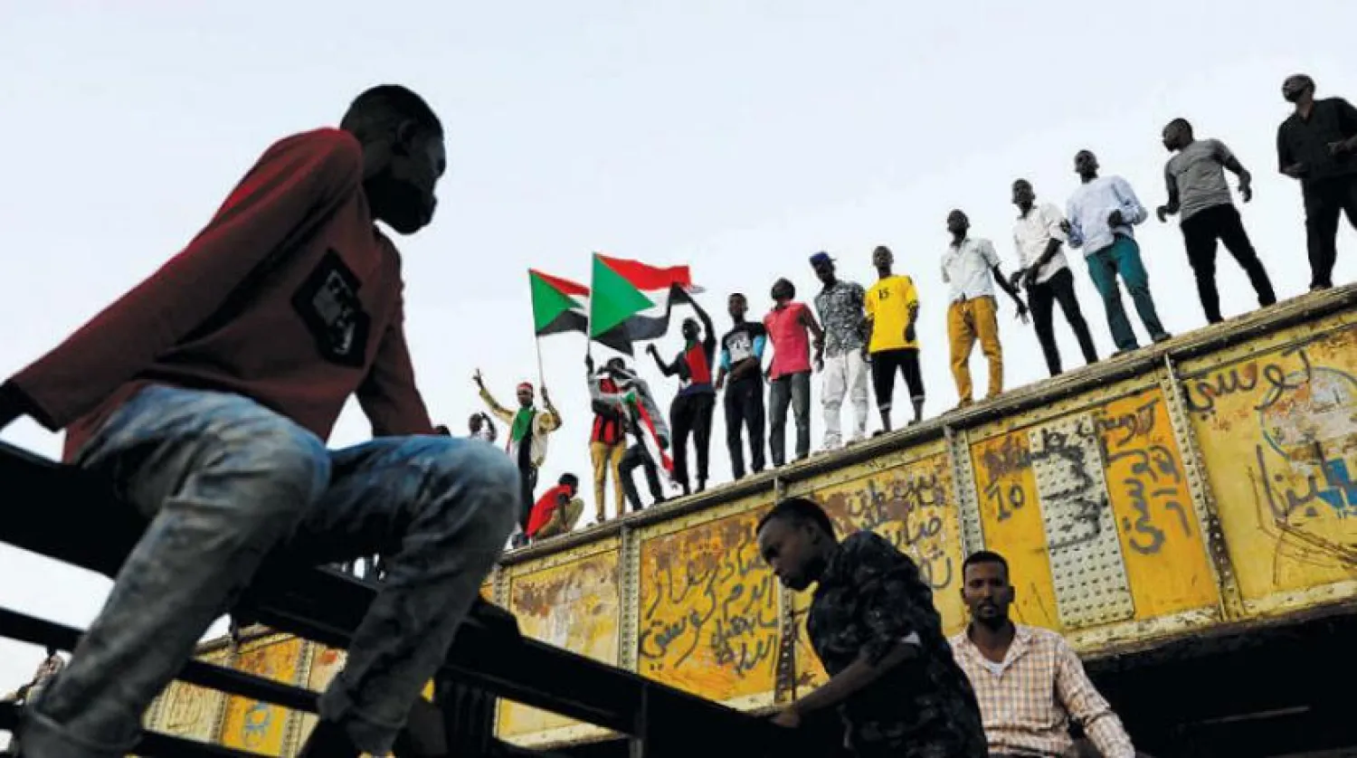 Dün Hartum’da bulunan Savunma Bakanlığı’nın önündeki Sudanlı eylemciler (Reuters)