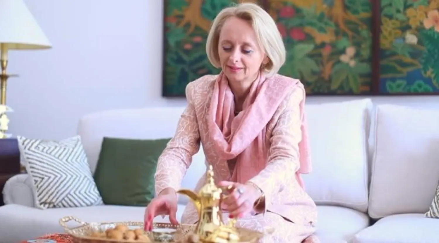 صورة من فيديو بثّته السفارة الأميركية لنائبة رئيس البعثة مارتينا سترونغ هنأت فيه السعوديين بشهر رمضان