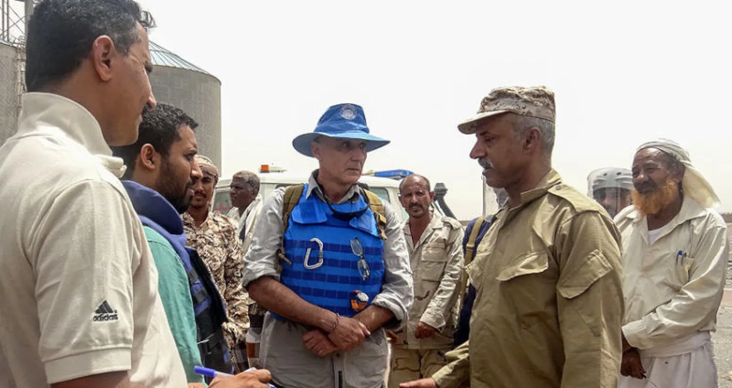 عناصر من برنامج الغذاء العالمي يزورون ميناء الحديدة لتقييم الوضع هناك (أ.ف.ب)
