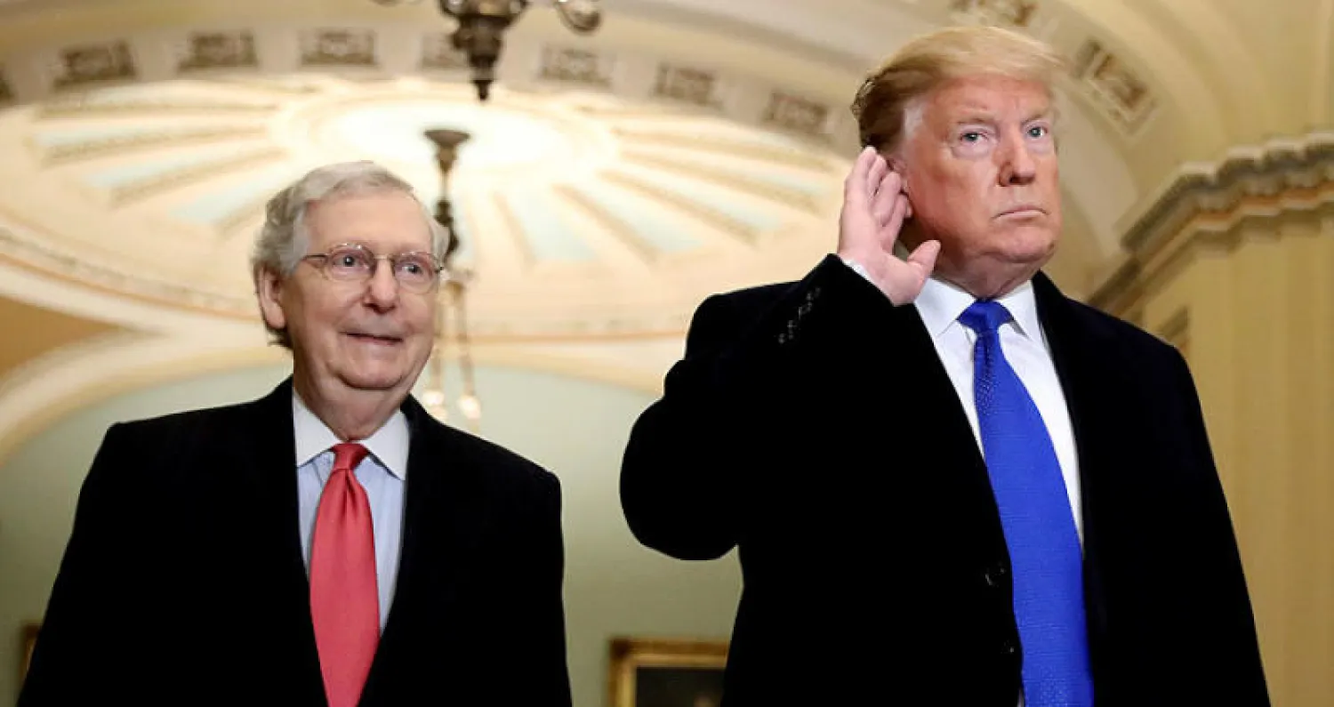 ترمب يرد على أسئلة الصحافيين برفقة كبير الجمهوريين بمجلس الشيوخ في 26 مارس الماضي (رويترز)