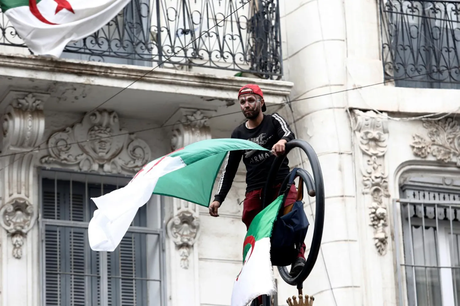 Cezayir’de hükümet karşıtı gösterilerden bir kare (Reuters)