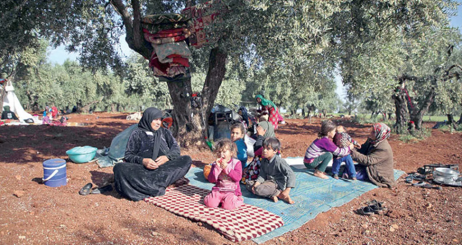 نازحون من إدلب جراء القصف من روسيا وقوات النظام السوري أمس  (أ.ف.ب)