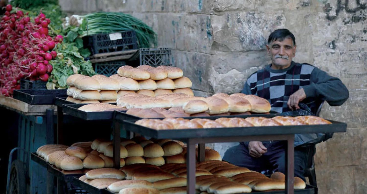 بائع فلسطيني ينتظر زبائنه في ثالث أيام رمضان في نابلس أمس (إ.ب.أ)