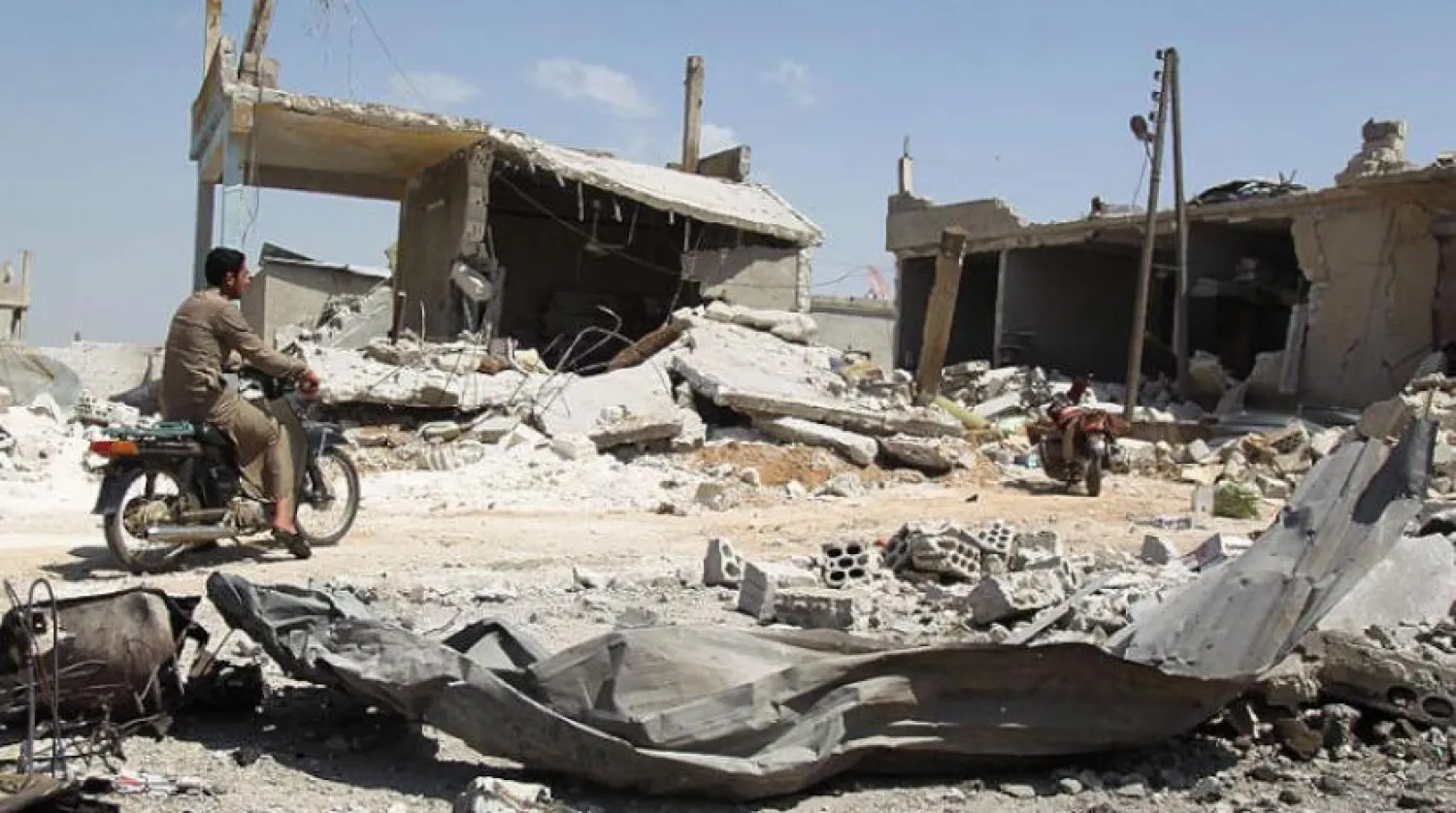 Rusya ve Suriye rejim güçleri tarafından dün gerçekleştirilen bombardımanların ardından Serakib’teki yıkıntılar arasında duran motosikletli bir Suriyeli (AFP)