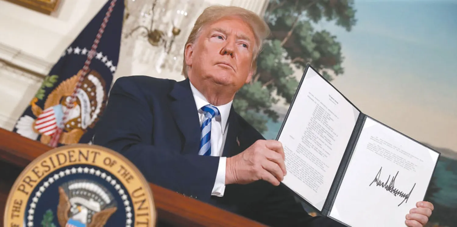 الرئيس الأميركي بعد توقيع مرسوم الانسحاب من الاتفاق النووي وإعادة العقوبات الاقتصادية على طهران في 8 مايو 2018 (غيتي)