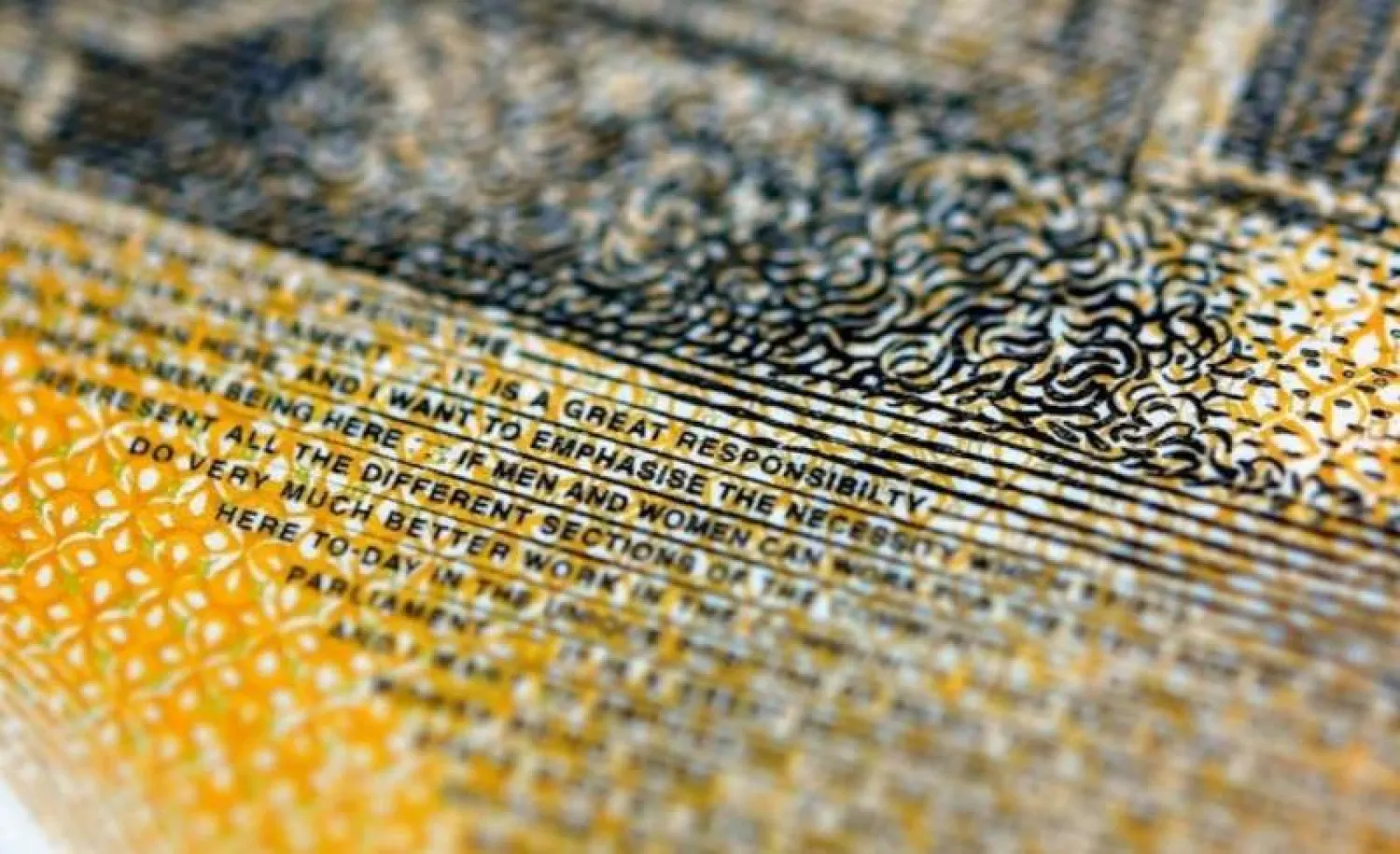 صورة مكبرة للعملة فئة 50 دولاراً أسترالياً تتضمن خطأً في هجاء كلمة «مسؤولية» باللغة الإنجليزية (رويترز)