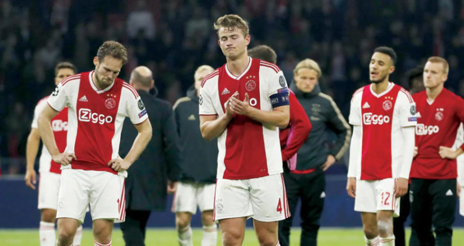 لاعبو أياكس والهزيمة القاسية (أ.ف.ب)