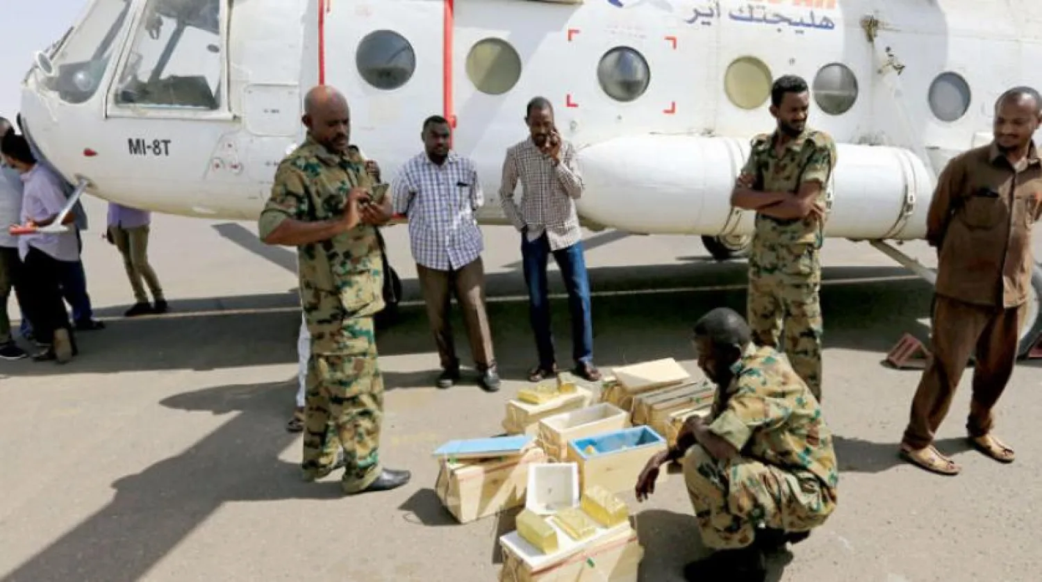  Sudanese Rapid Support Forces (RSF) display gold bars seized from a helicopter that landed at Khartoum Airport on May 9, 2019. REUTERS/Mohamed Nureldin Abdallah
