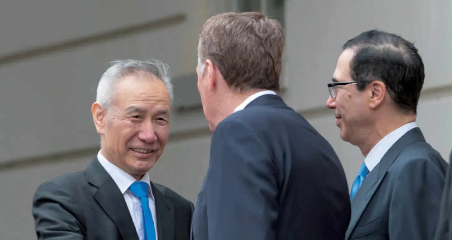 نائب رئيس الوزراء الصيني ليو هي (يسار) والممثل التجاري الأميركي روبرت لايتهايزر (وسط) ووزير الخزانة الأميركي ستيفن منوتشين أثناء لقائهم أمس في واشنطن لبحث إمكانية مواصلة المحادثات التجارية بين البلدين (إ.ب.أ)