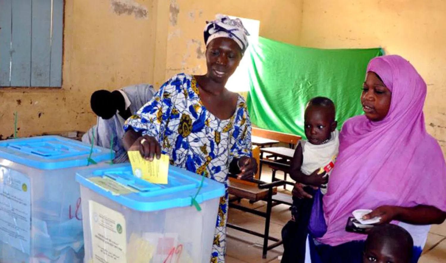 In this file photo, A Mauritanian woman casts her vote in the country’s constitutional referendum, at a polling station in Nouakchott. (AFP)

