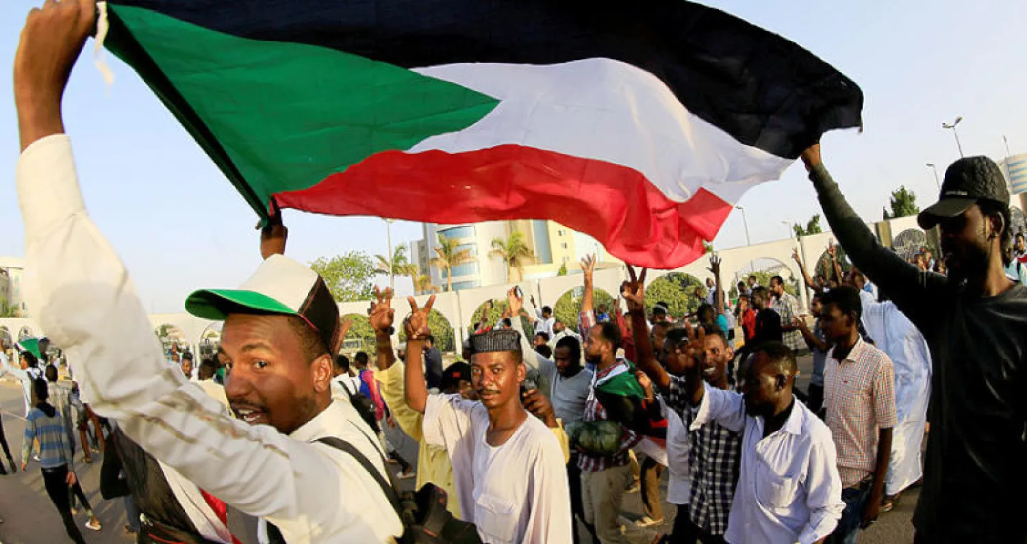 «العسكري» الانتقالي وقوى الشارع... الشراكة الخيار الوحيد