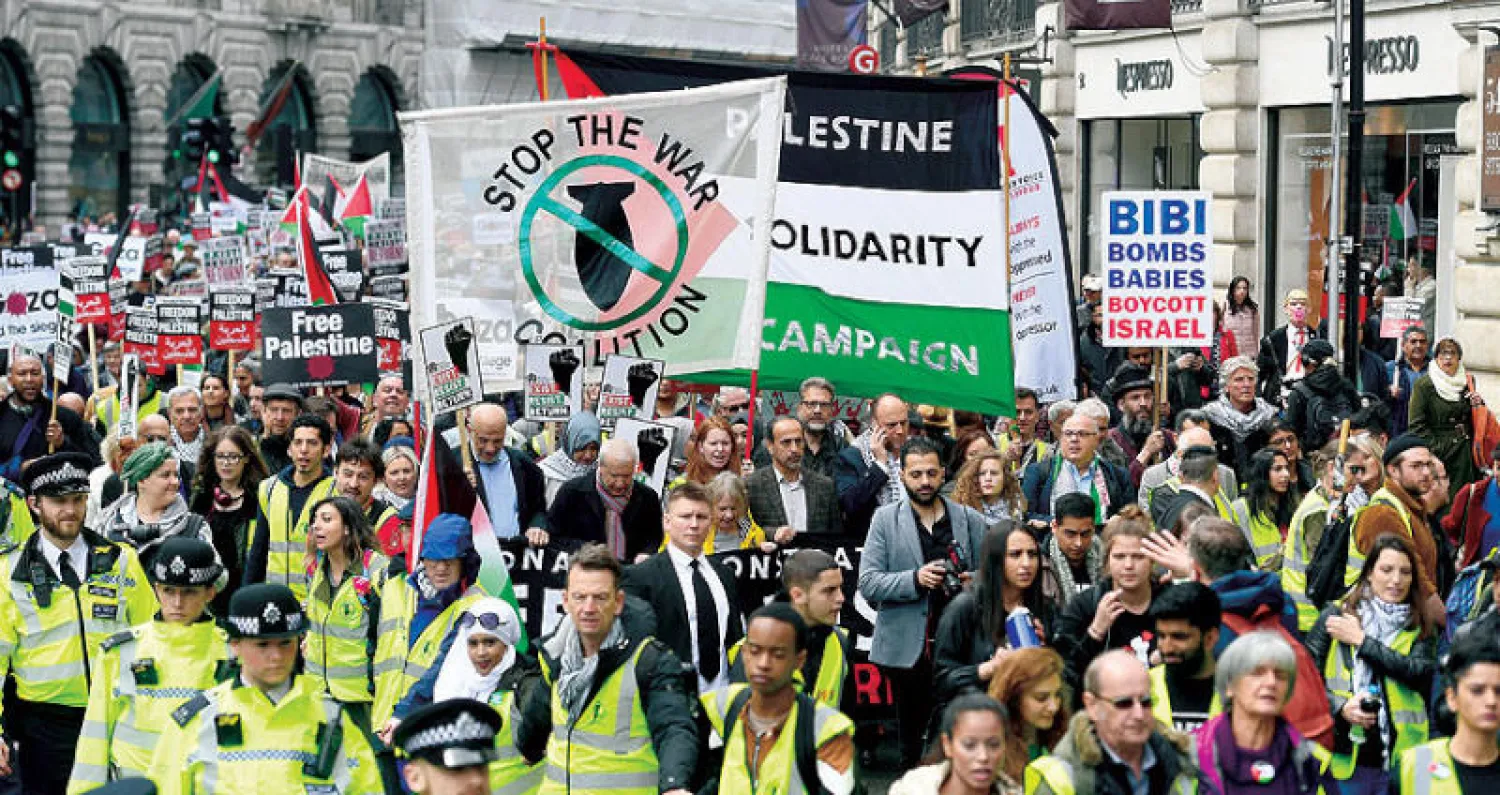 جانب من المظاهرة التي شهدتها لندن أمس تضامناً مع الفلسطينيين (إ.ب.أ)